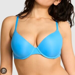 PINK Victoria's Secret Wear Everywhere Lightly Lined T-Sh…